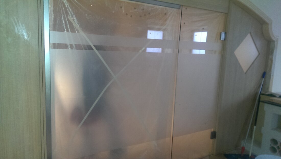 Glaser montiert neue Glasscheibe