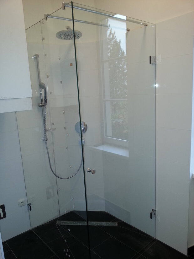 Moderne Glasdusche in Bad